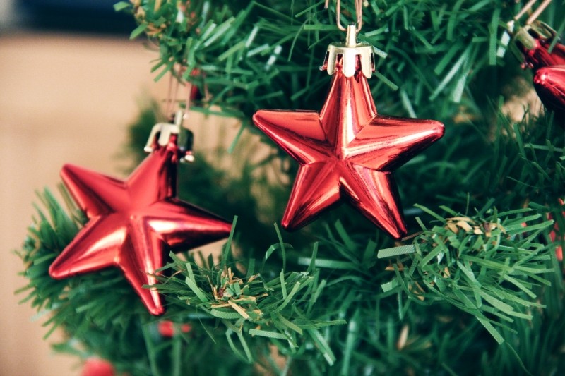 star-shape-decorations-on-christmas-tree